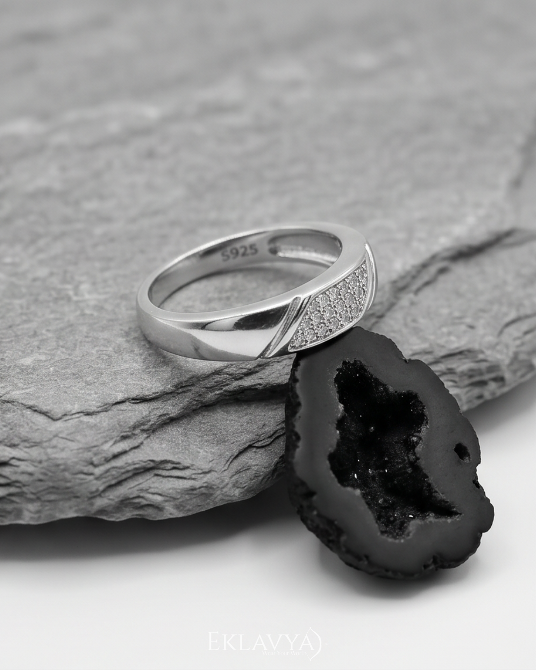 Élanique Crest Ring