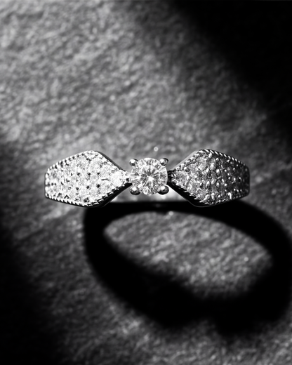 The Solitaire Élan Ring