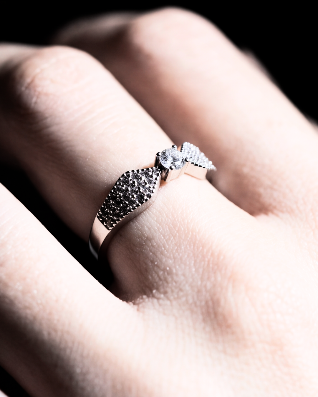 The Solitaire Élan Ring