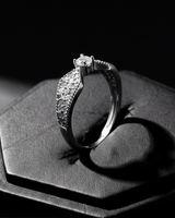 The Solitaire Élan Ring