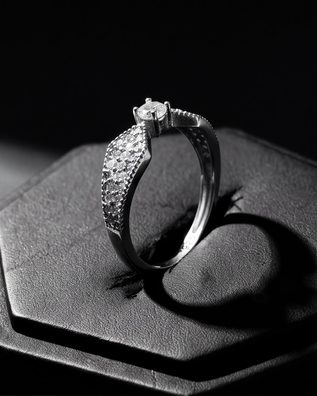 The Solitaire Élan Ring
