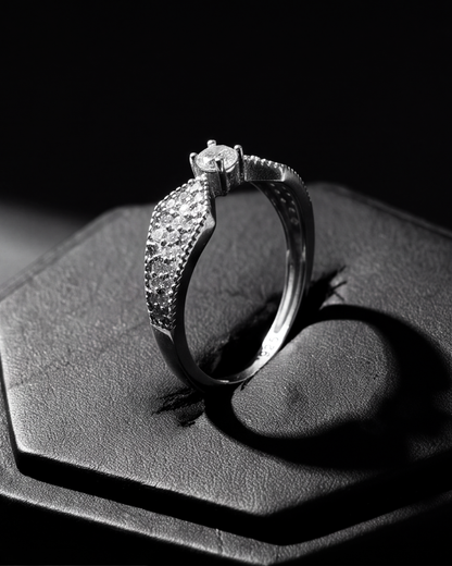 The Solitaire Élan Ring