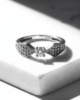The Solitaire Élan Ring