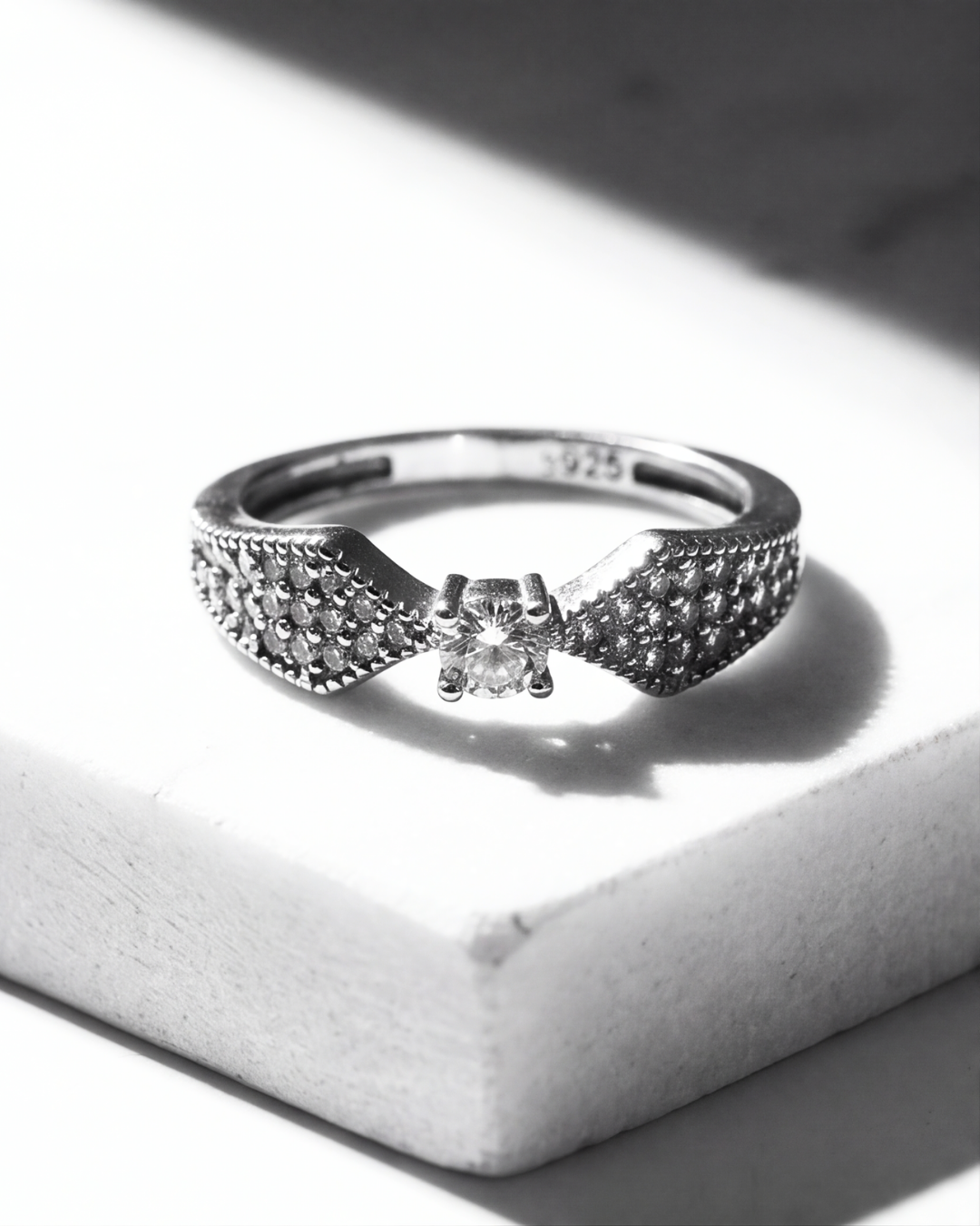The Solitaire Élan Ring