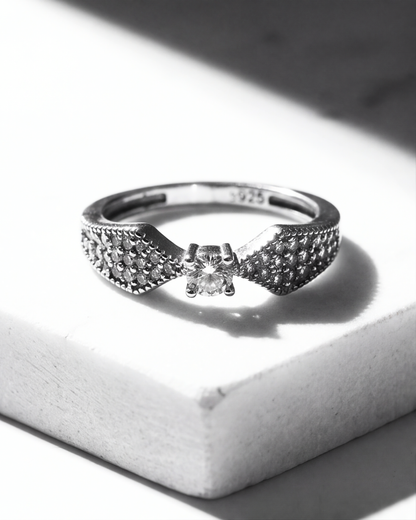 The Solitaire Élan Ring