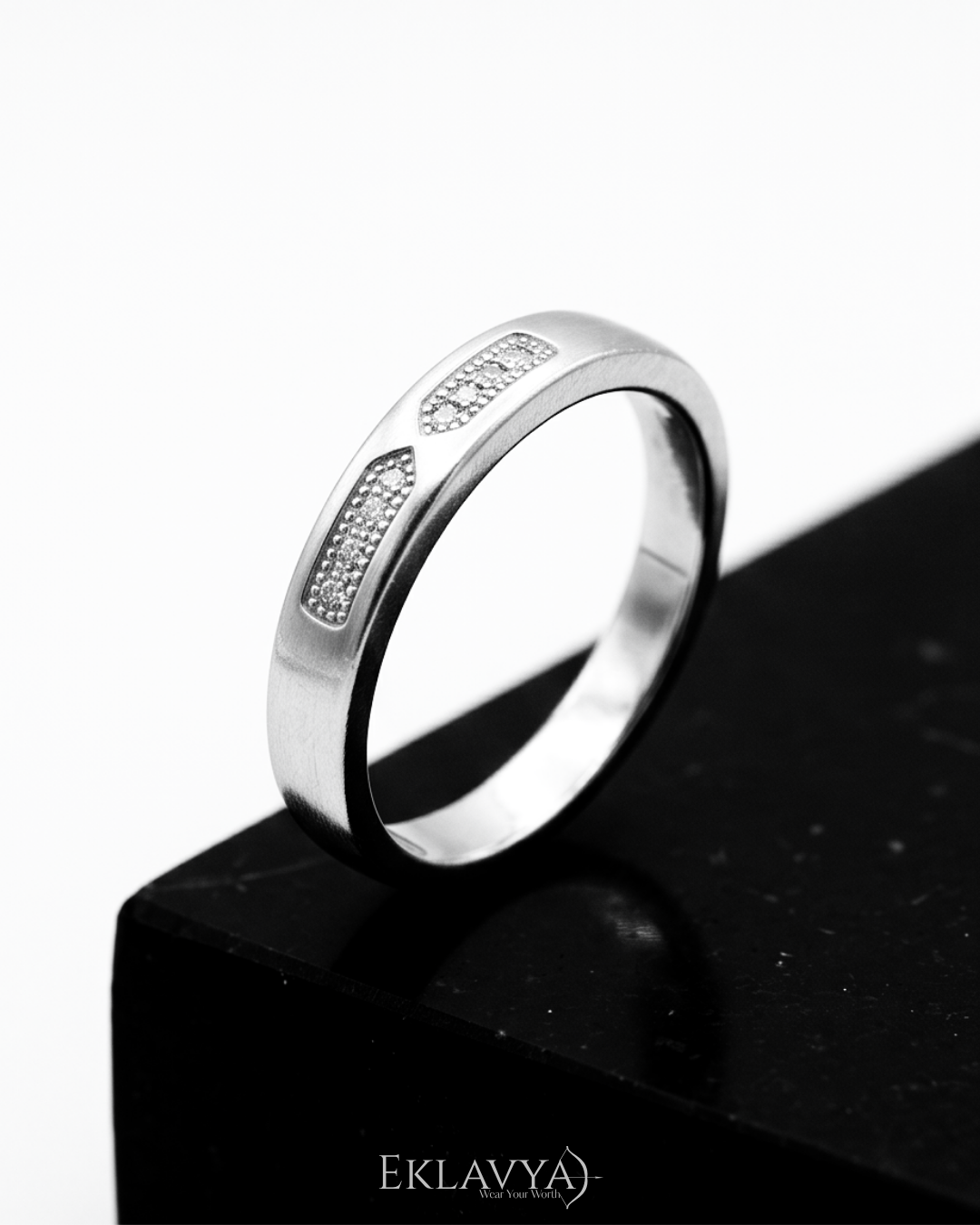 Noiré Edge Band Ring
