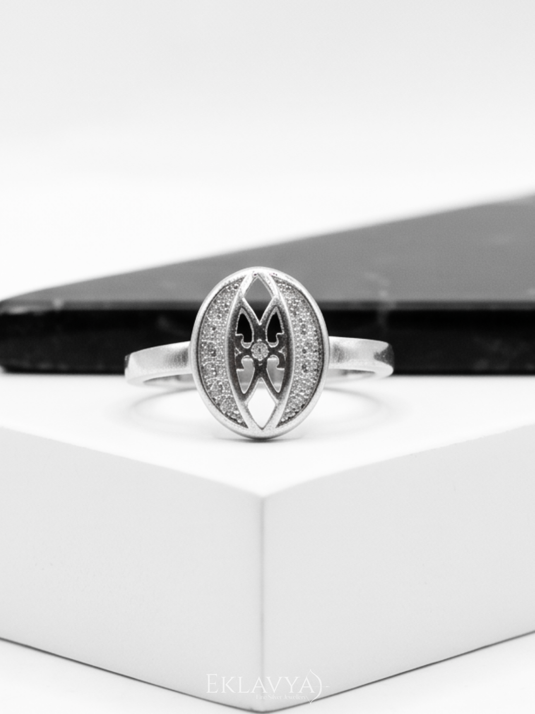 Noiré Oval Toe Rings
