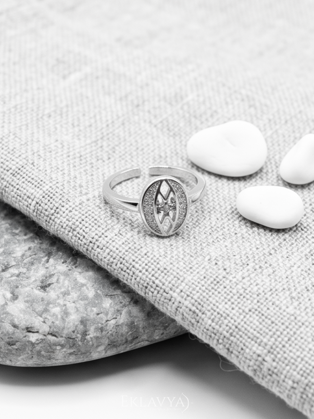 Noiré Oval Toe Rings