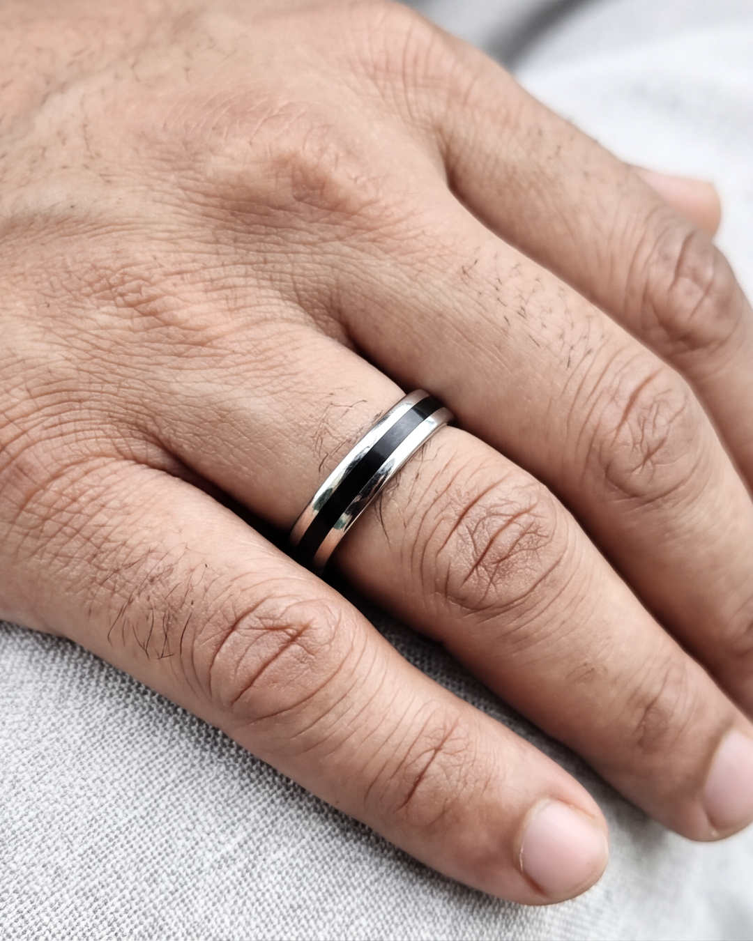 Unisex Noir Edge Band Ring