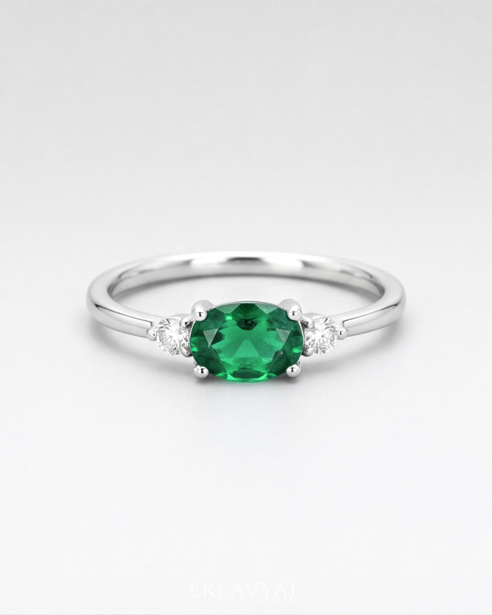 Emeralda Elegance Oval Ring
