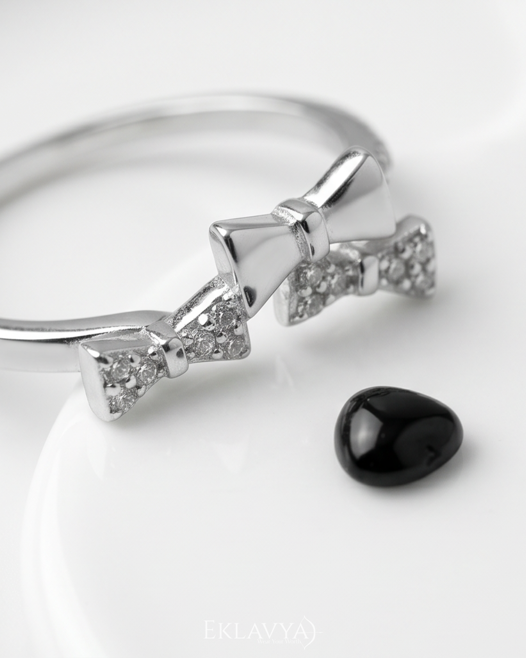 Lunéra Bow Ring