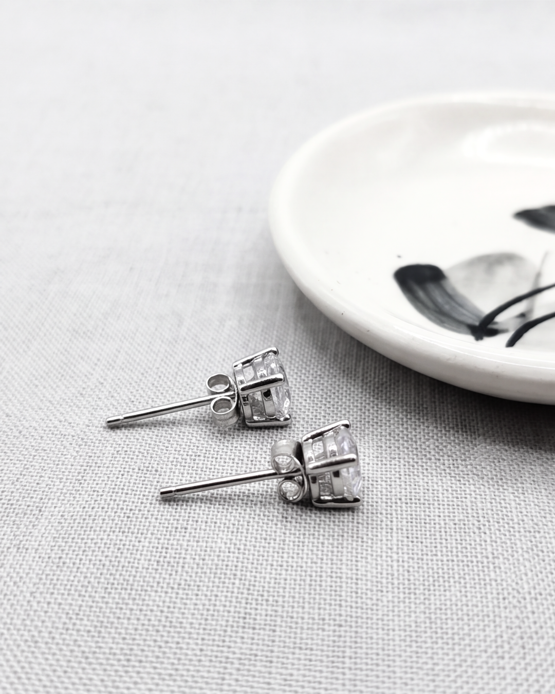 Unisex Solitaire signature Studs(M)