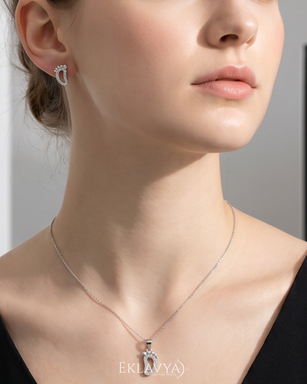 Paiselle Pendant & Earrings Set