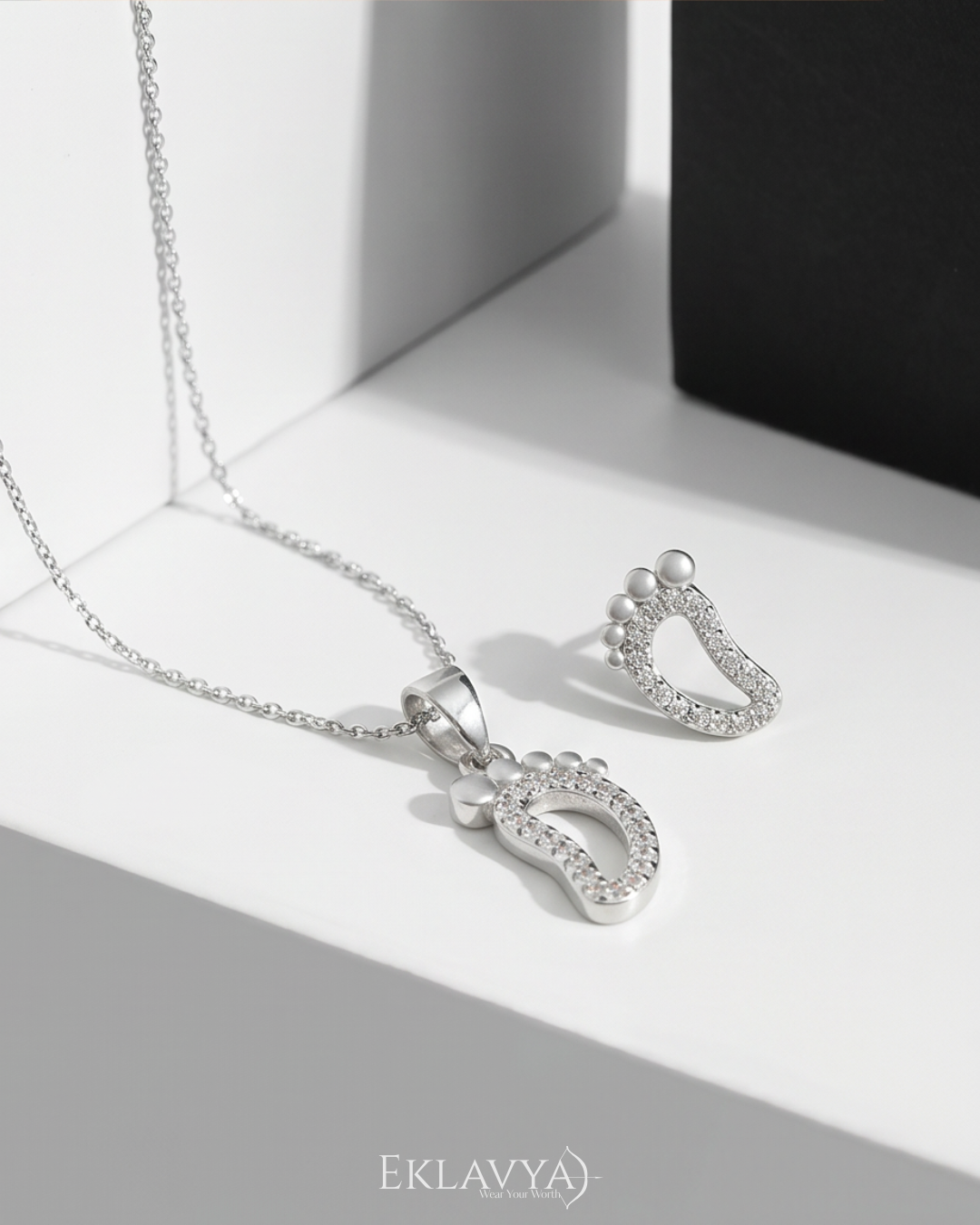 Paiselle Pendant & Earrings Set